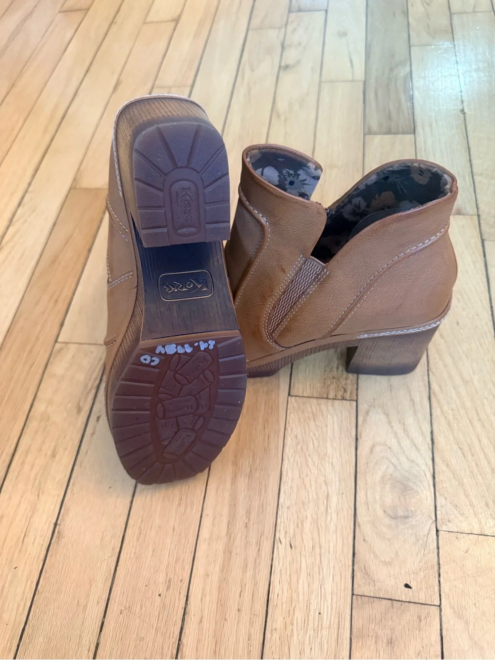 Korks Robin clog booties Tan leather